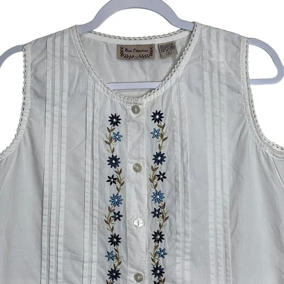 New Direction Floral Embroidered White Top Crochet Sleeveless Button Up Size M - Picture 3 of 10